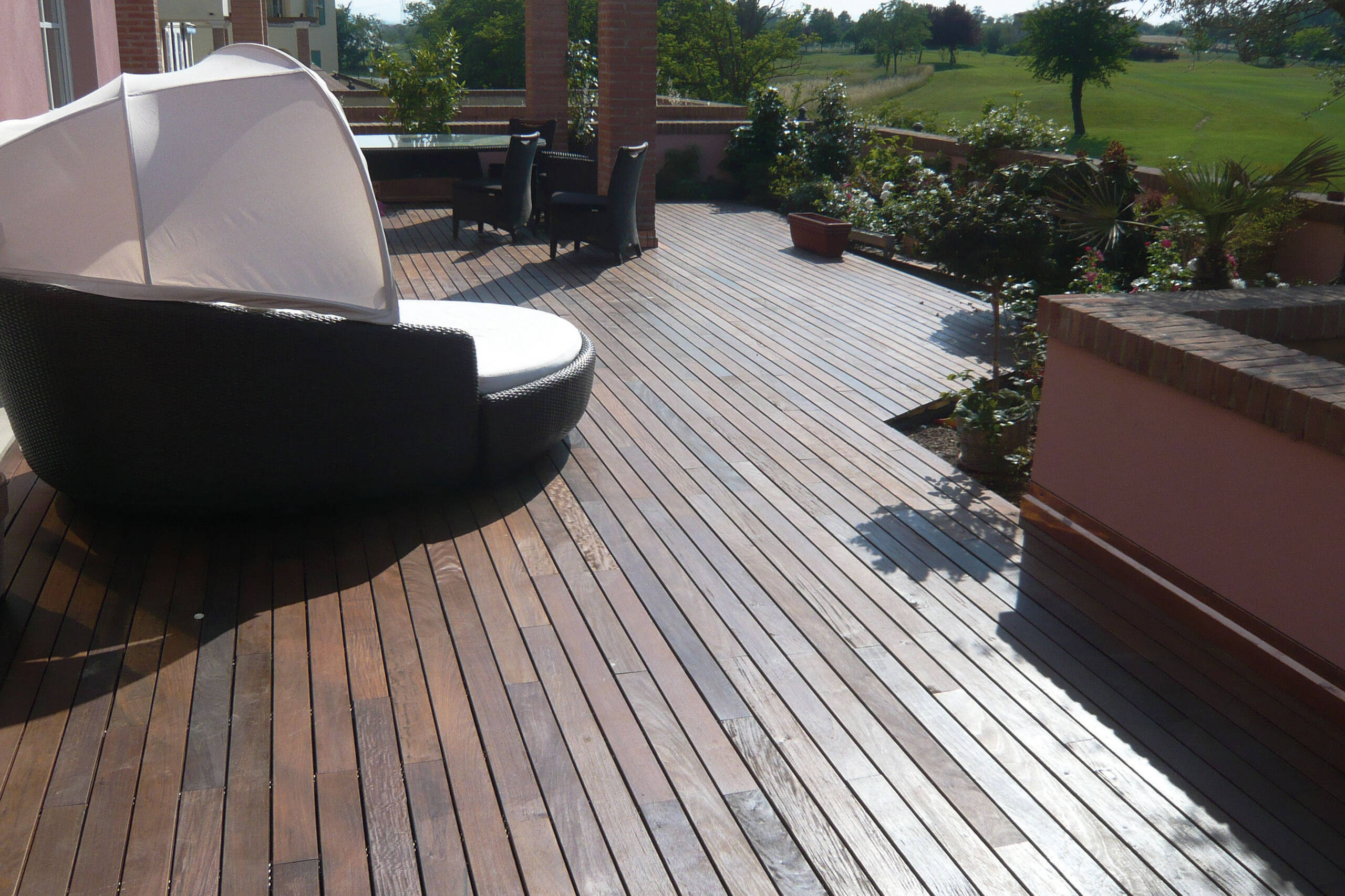 pardoseala exterior lemn masiv - decking