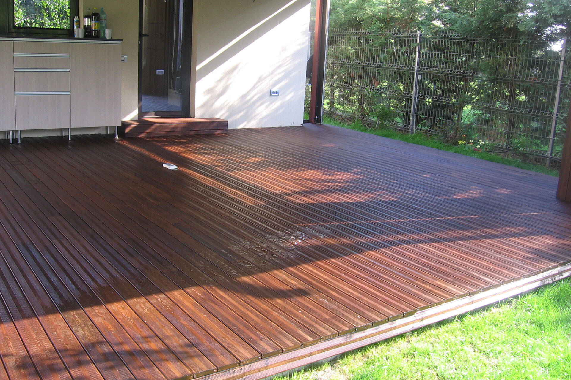 Întreținerea deckului din lemn exotic - Alma Parchet - Superparchet - Cum se întreține corespunzător deck-ul din lemn exotic?