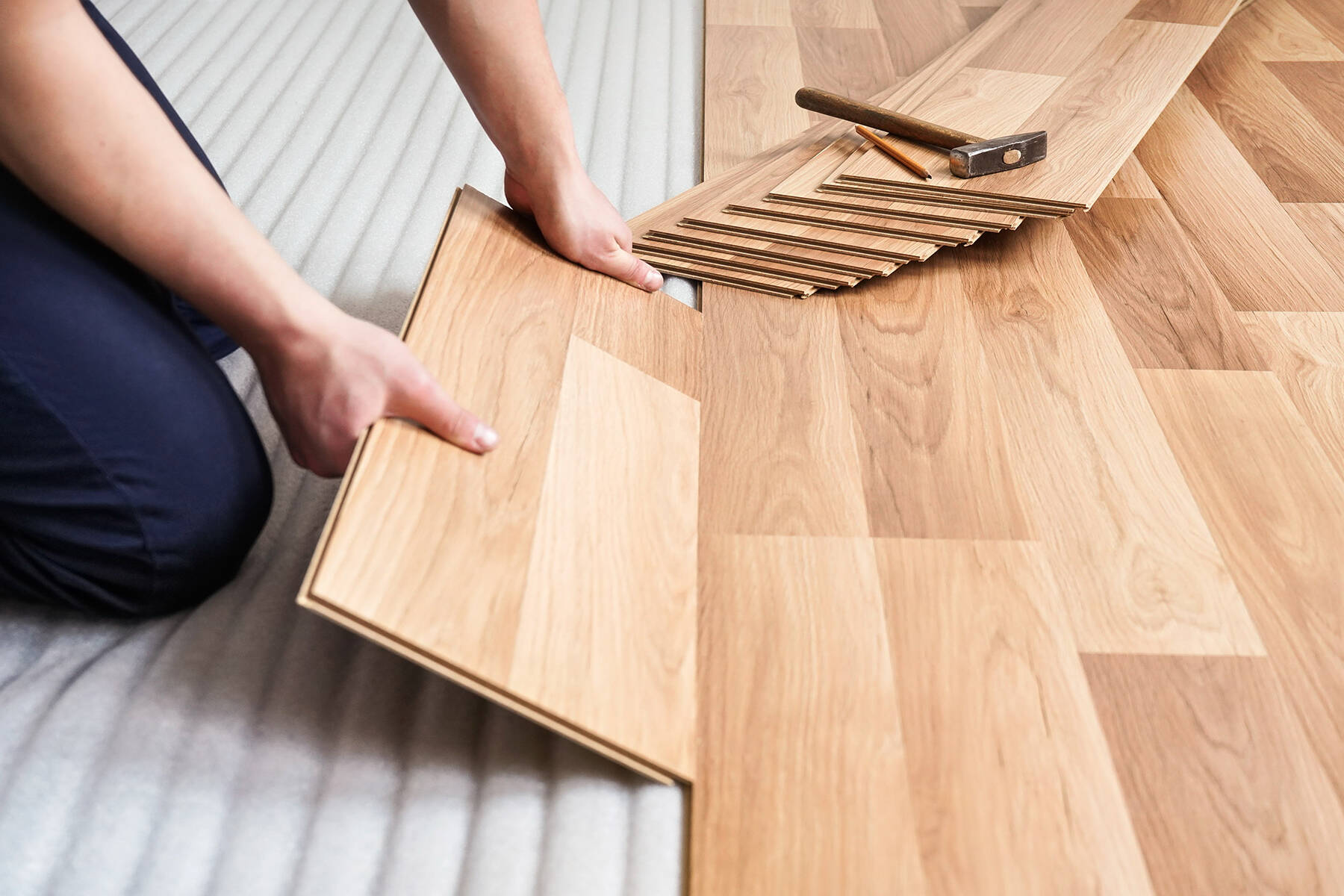 Există mai multe etape într-un proiect de renovare și instalarea pardoselii are loc într-un moment anume pentru a eficientiza lucrările și costurile.