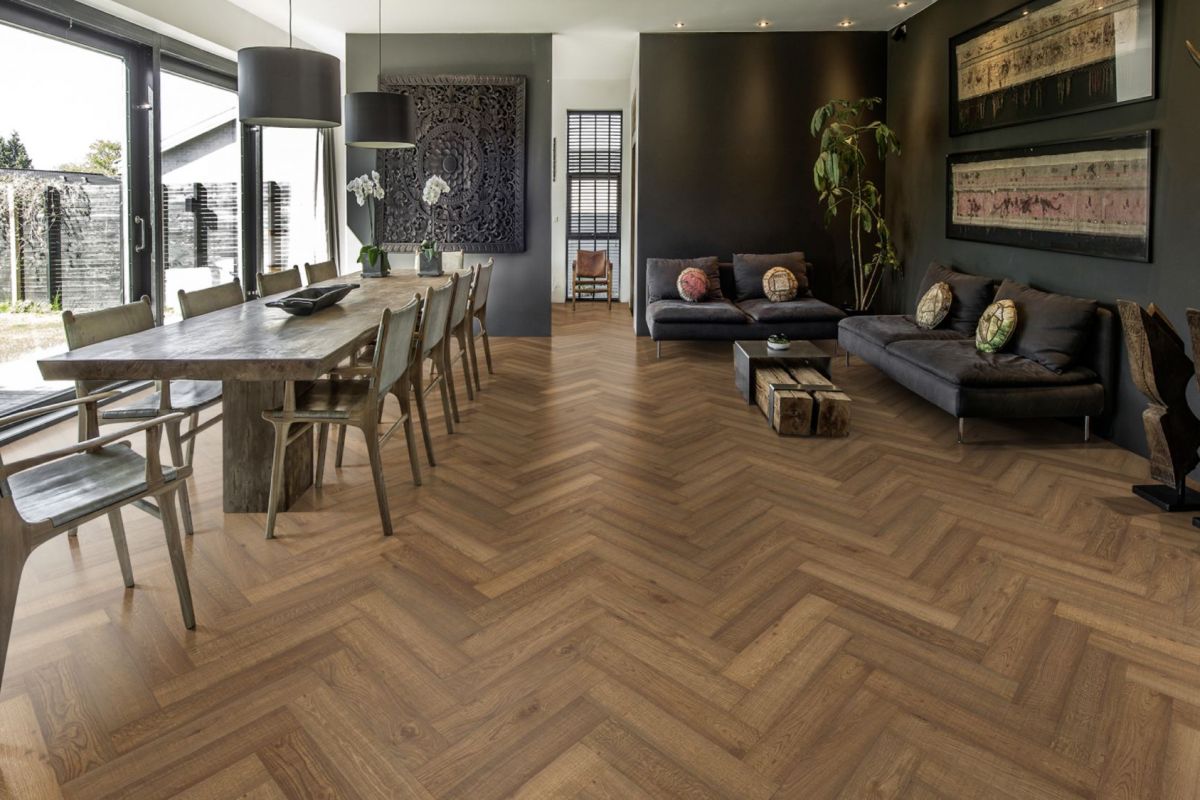 Vrei să montezi parchet Herringbone și vrei să știi detalii pe care să le consideri dincolo de aspect? Citește articolul nostru.